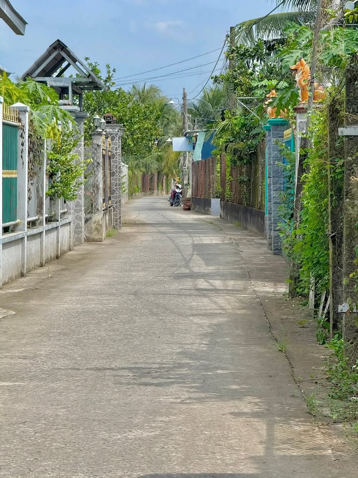 Nhà rộng rãi tại Ấp Long Mỹ, Phước Thạnh 258m² giá 1.9 tỷ - Vị trí đẹp, tiện nghi!