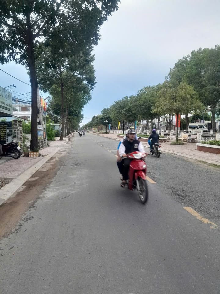 Nhà mặt tiền Nguyễn Văn Rành, P7, Tân An, 200m² - Giá 3 tỷ chốt ngay!