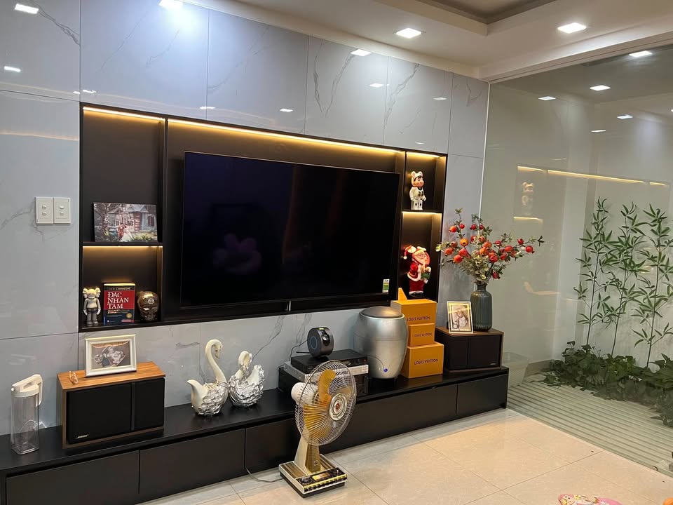 Nhà Lâm Văn Bền 50m² giá 8.2 tỷ - Hẻm xe hơi vào tận nhà!