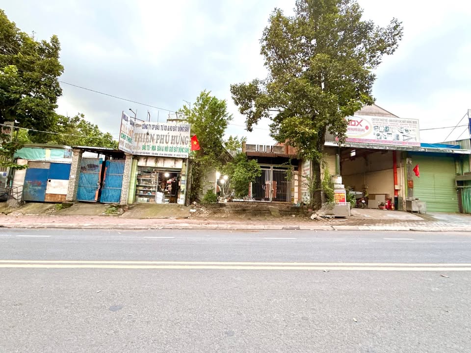 Bán nhà mặt tiền Bùi Thị Xuân, Dĩ An 108m² giá 3.95 tỷ - Kinh doanh thuận lợi!