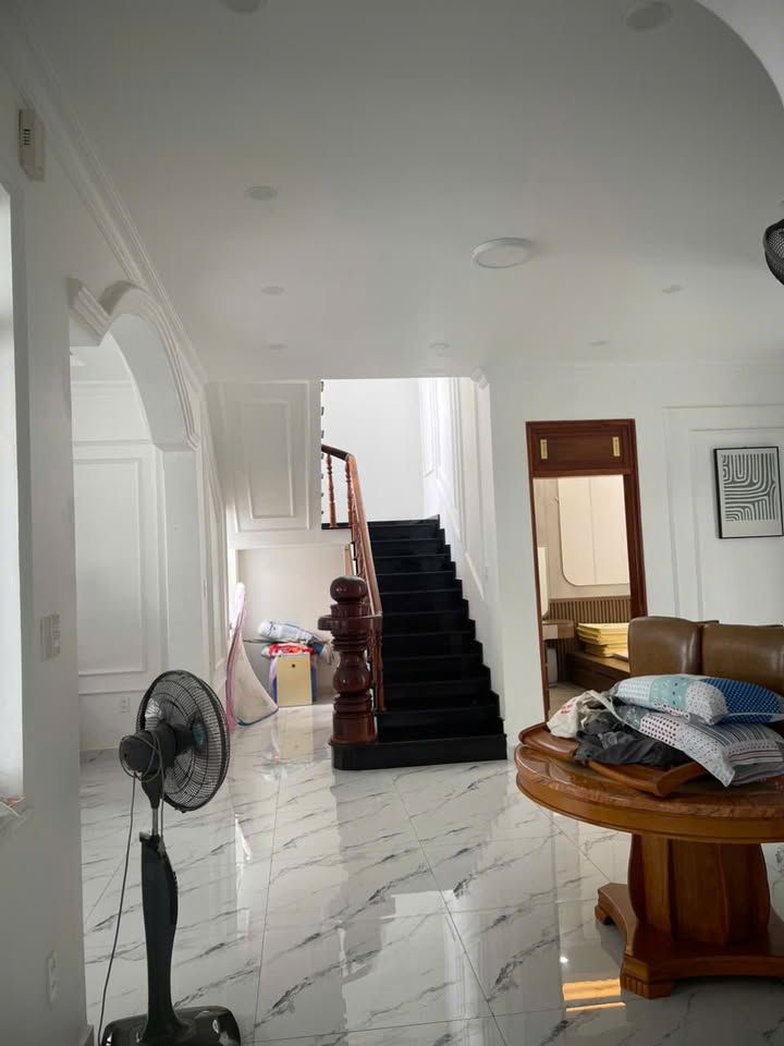 Biệt thự cho thuê đường Hà Huy Giáp, Q12 300m² giá 27 triệu - Khu yên tĩnh, an ninh cao!