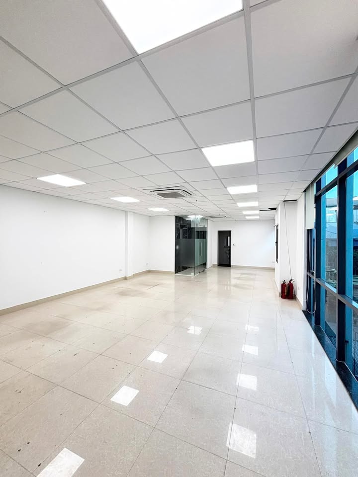 Văn phòng cho thuê Hoàng Quốc Việt, Cầu Giấy - 80m² giá 15 triệu/tháng - Sẵn sàng làm việc!