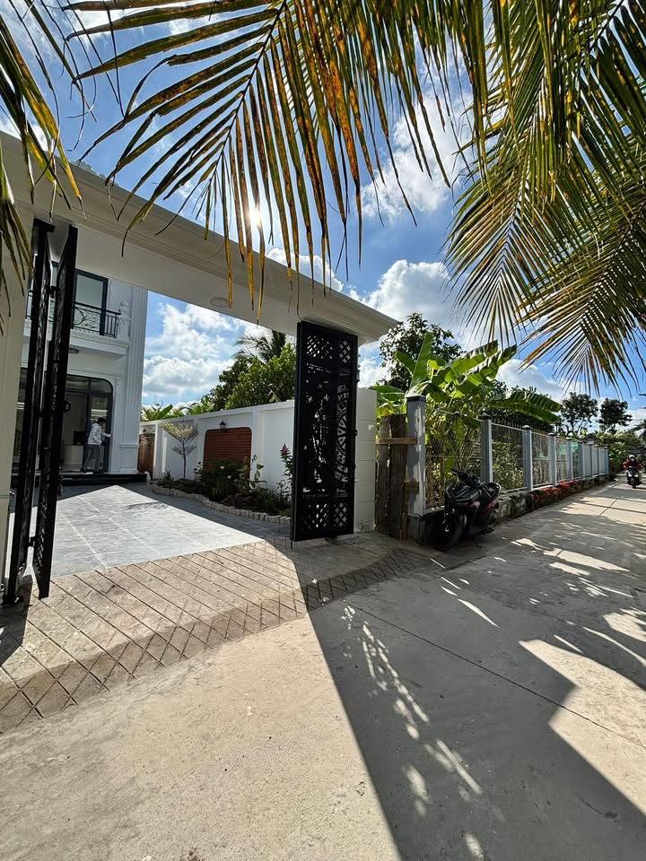 Nhà Tân Cổ Điển 205m² tại Phường Trung An - Giá 3.58 tỷ, Sân Vườn Rộng Rãi!