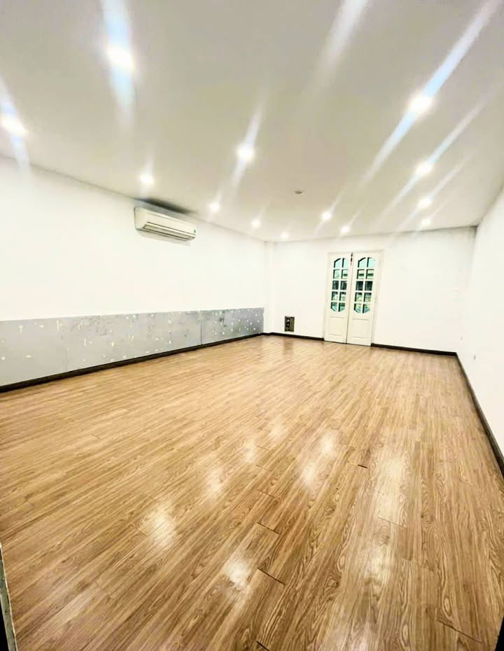 Nhà mặt phố Nguyễn Văn Cừ 80m², 5 tầng thang máy - Cho thuê giá 45 triệu/tháng!