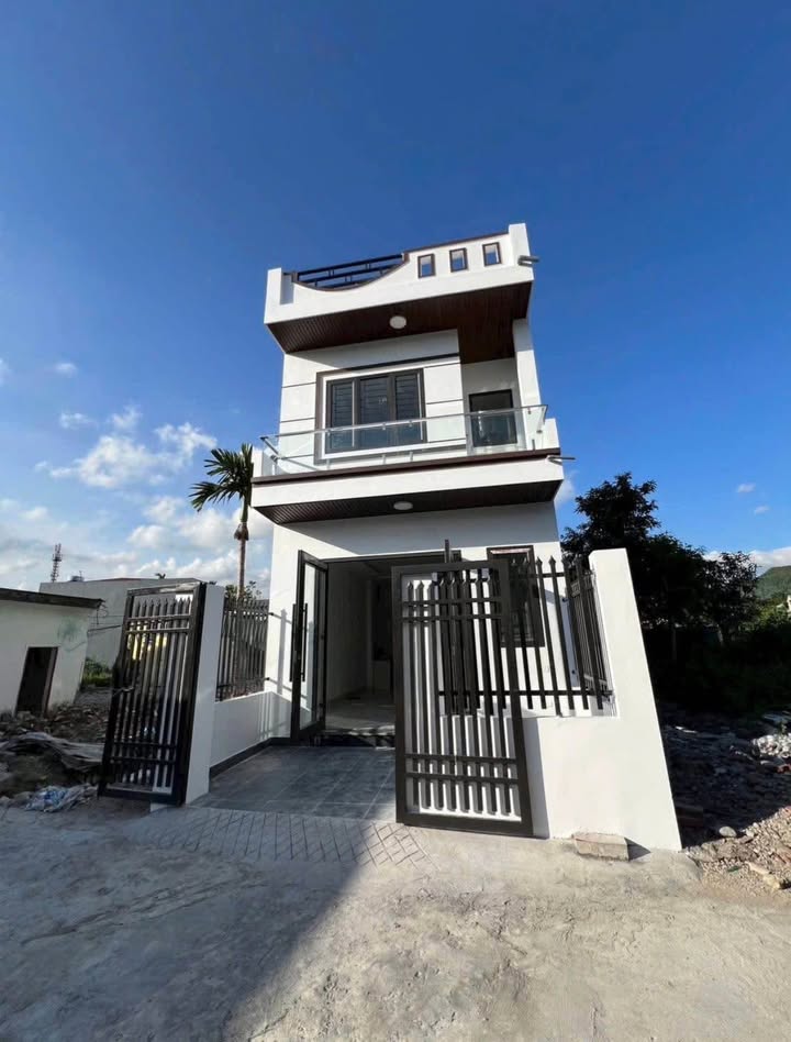 Nhà 2,5 tầng Hạ Long 69,6m² giá 2,3 tỷ - Ô tô tận cửa, hướng Tây Nam!