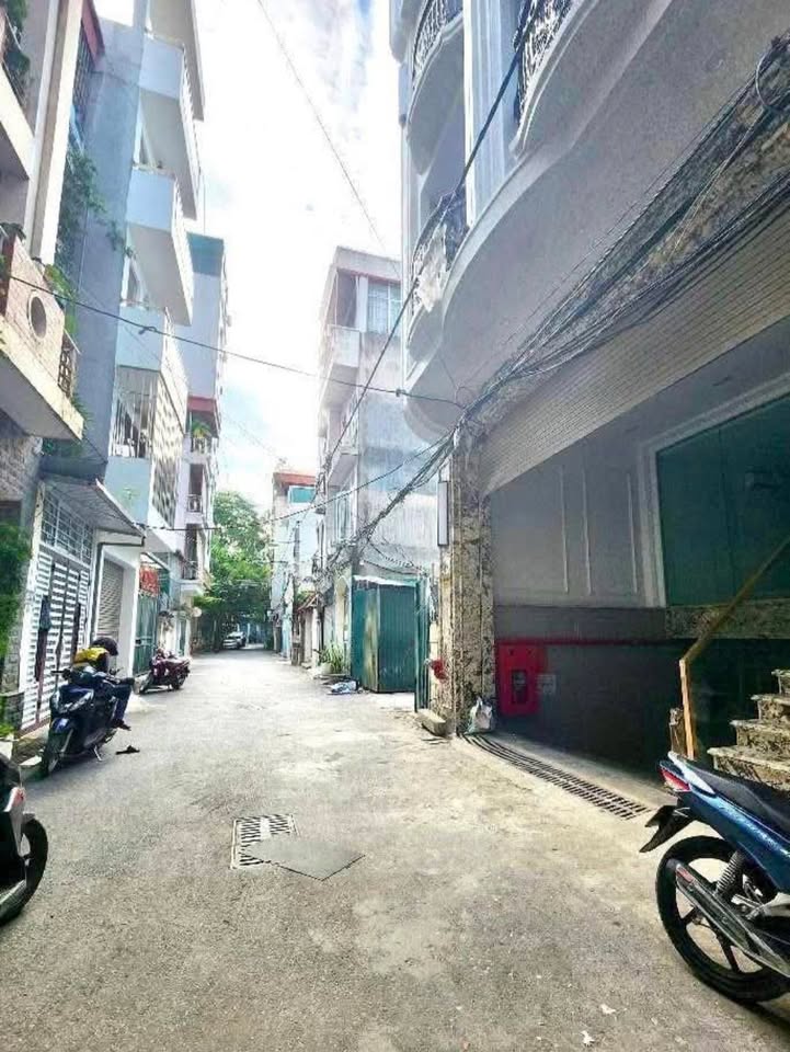 Nhà Lạc Long Quân 141m² giá 29.5 tỷ - Lô góc 3 mặt thoáng, ô tô vào tận nhà!