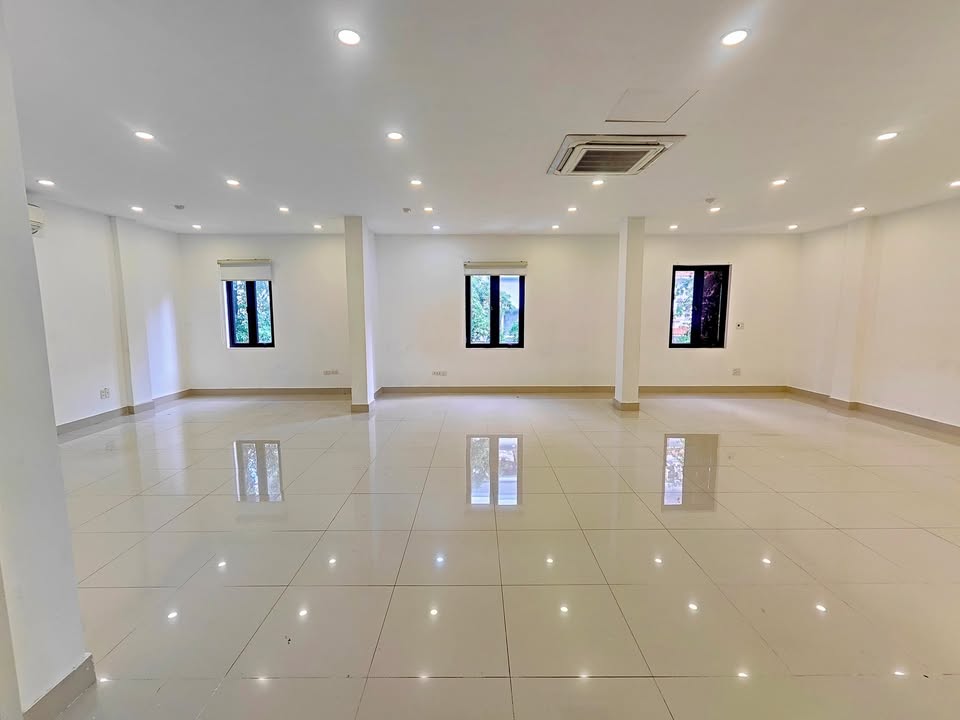 Cho thuê văn phòng Duy Tân, Cầu Giấy 120m² - Trống sẵn vào làm việc ngay!
