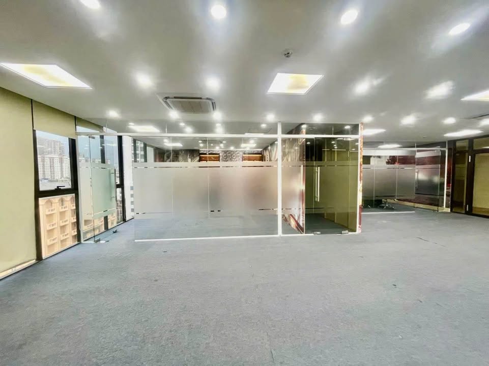 Văn phòng cho thuê đường Hoàng Ngân, Cầu Giấy 160m² giá 30 triệu - Sẵn vách ngăn kính cường lực!