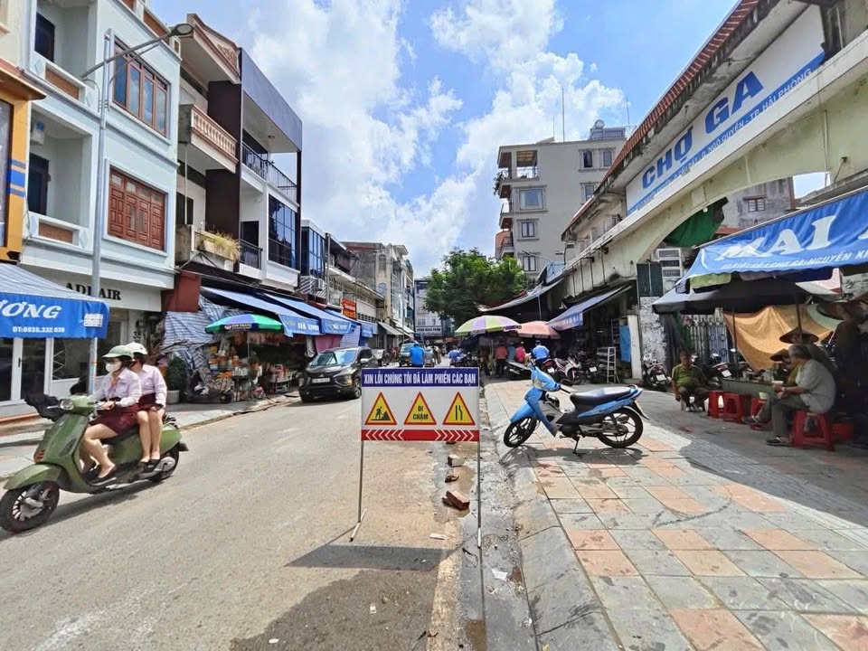 Bán FrontHouse mặt đường Nguyễn Khuyến 93m² giá 17.3 tỷ - Kinh doanh sầm uất