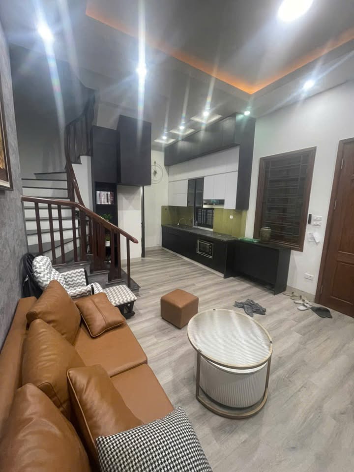 Nhà cho thuê 5 tầng phố Ái Mộ, Long Biên 12 triệu - Mới tinh, đầy đủ nội thất!