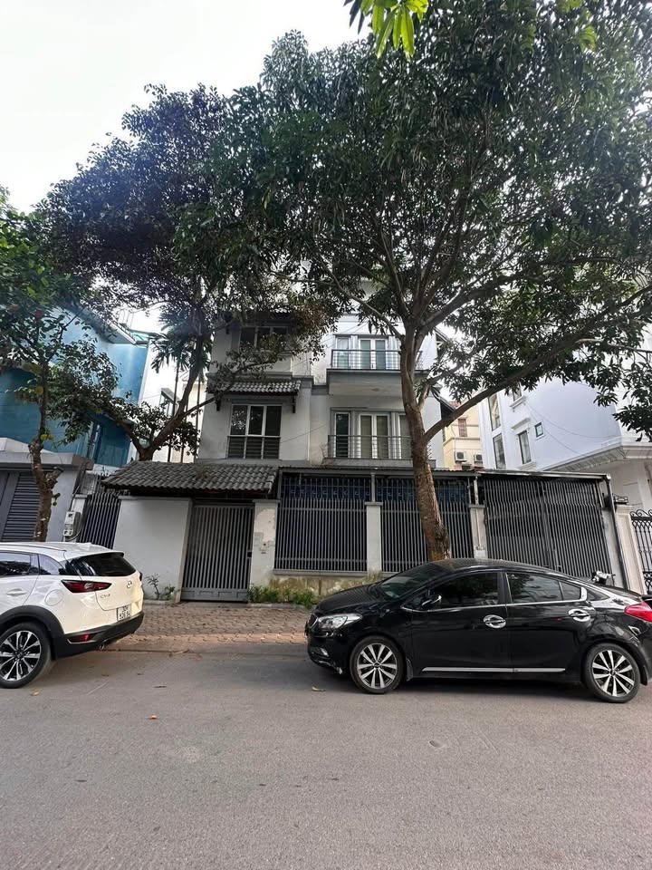 Biệt thự đơn lập KDT Dịch Vọng 189m² giá 95 tỷ - Đẳng cấp và tiềm năng kinh doanh!