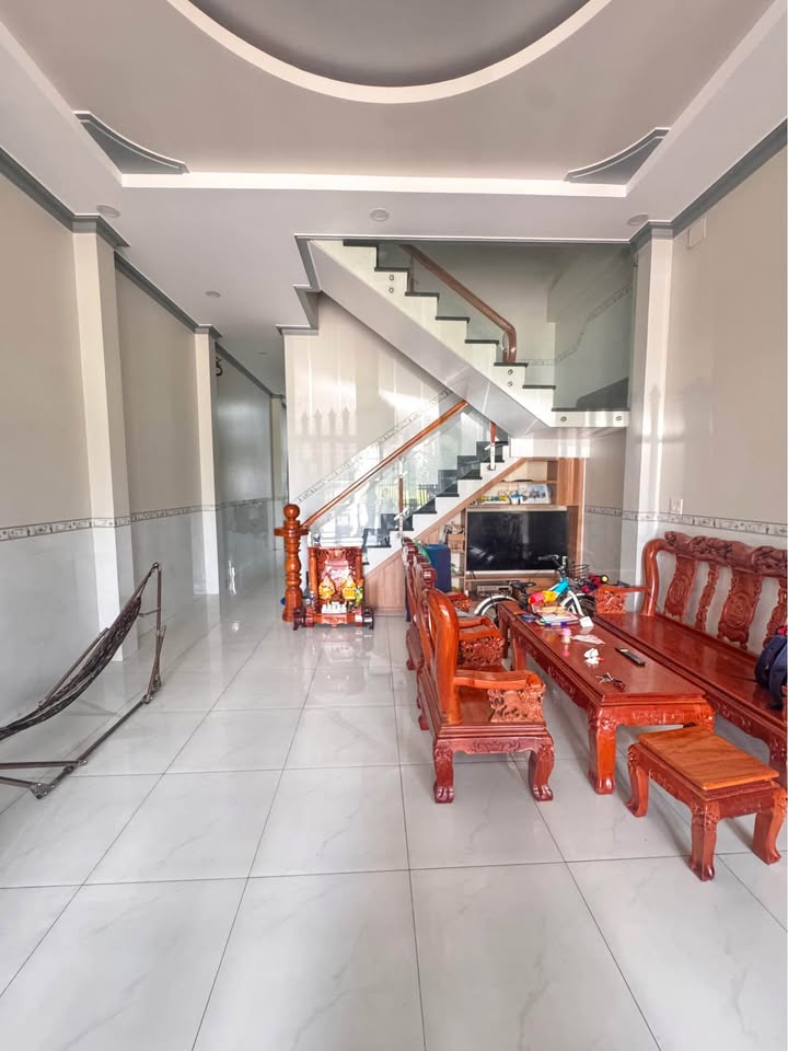 Nhà phố Châu Đốc 100m² giá 2.699 tỷ - Vị trí trung tâm, tiện ích đầy đủ!