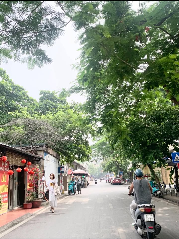 Nhà phố Võ Chí Công Tây Hồ 40m² giá 9 tỷ - An sinh tuyệt vời gần Hồ Tây!