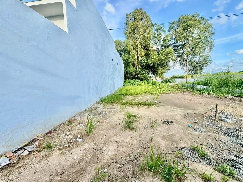 Đất thổ cư ấp Lung Dừa Cà Mau 94m² giá 300 triệu - Mặt tiền kênh thoáng mát!