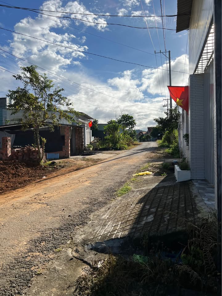 Nhà mặt đường nhựa thôn 8 Đăk Cấm 200m² giá 800 triệu - Cơ hội đầu tư tuyệt vời!