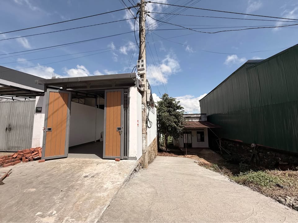 Bán nhà 2 mặt tiền Y Ngong, Tân Tiến, BMT 280m² giá 3.9 tỷ - Sân ô tô rộng, giáp suối!