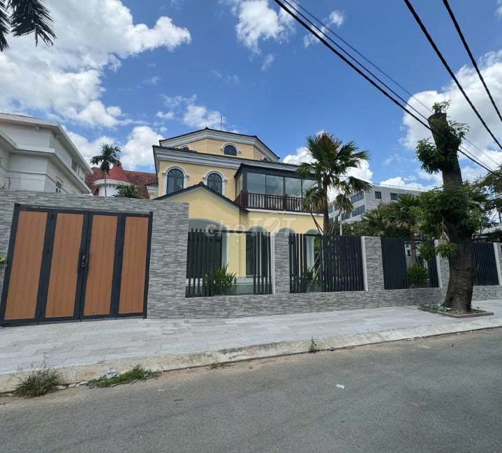 Biệt thự cho thuê mặt tiền Đường Tú Xương Quận 3 300m² - Khu vực kinh doanh sầm uất!