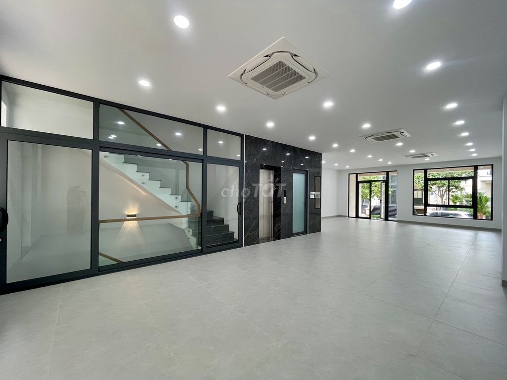 Cho thuê Tầng trệt 7x22m KĐT Vạn Phúc - Thang máy, máy lạnh, giá 18 triệu