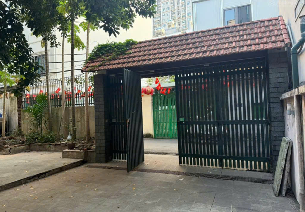 Nhà cho thuê sân vườn rộng tại Hồ Tùng Mậu, 4 phòng ngủ - Không gian sống lý tưởng!