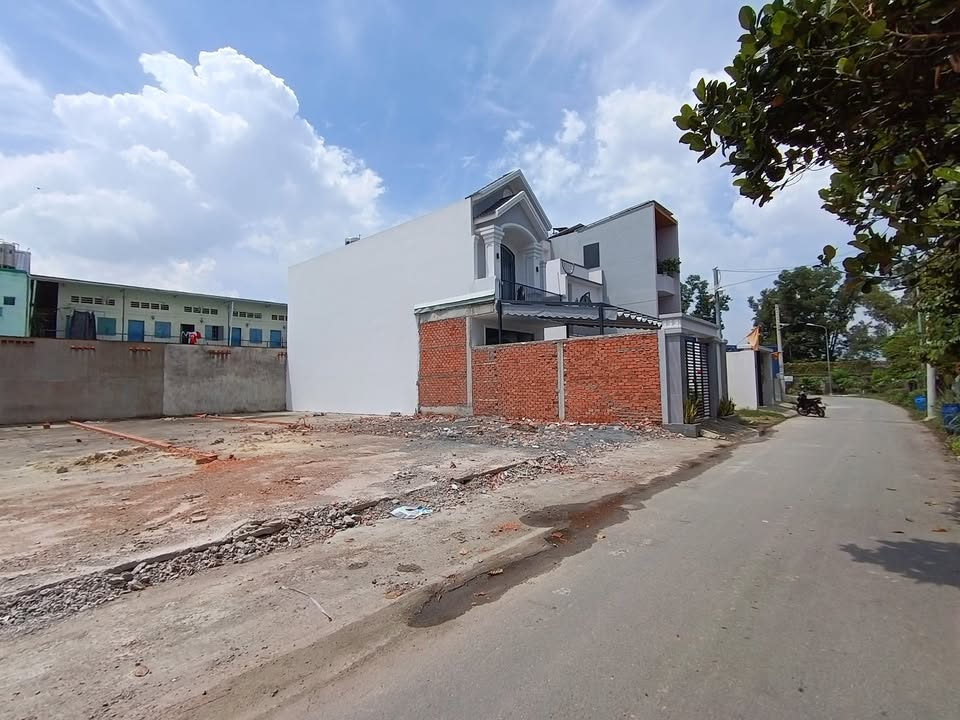 Nhà mặt tiền đường Lái Thiêu, Bình Dương 105m² giá 3.3 tỷ - Vị trí đắc địa gần KCN VSIP 1!