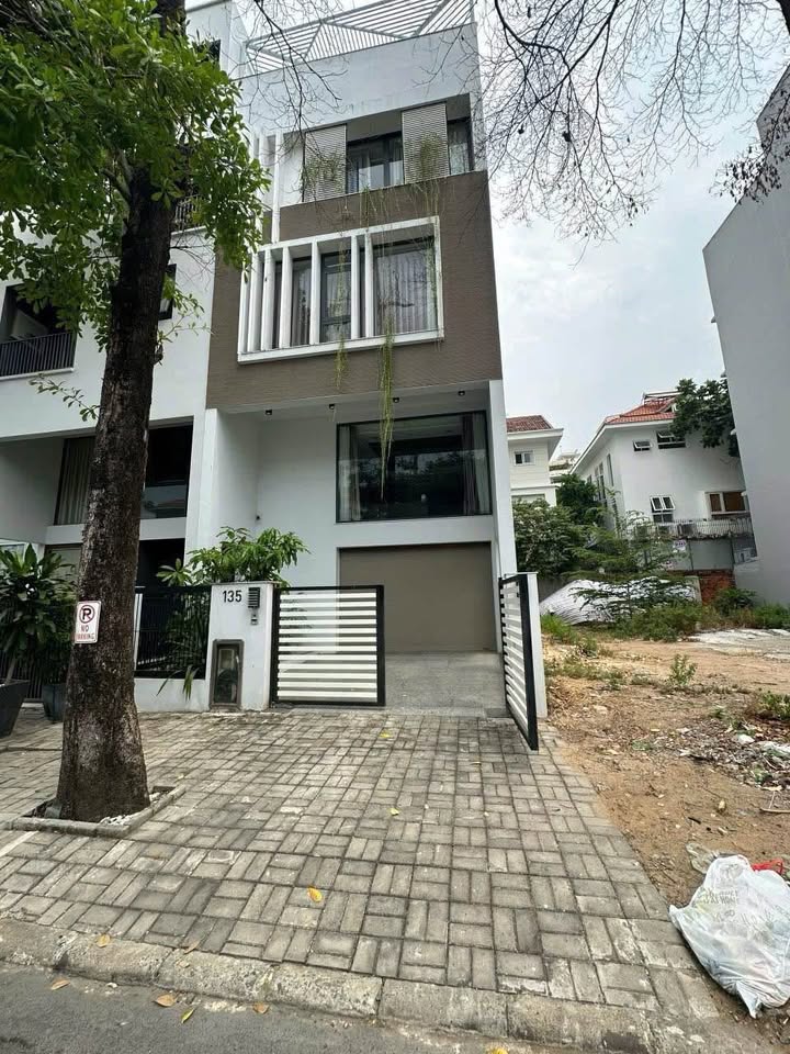 Nhà phố 5 tầng đường 10 Tây Phú Mỹ Hưng 111m² giá 55 tỷ - Nội thất đầy đủ, sẵn sàng ở ngay!