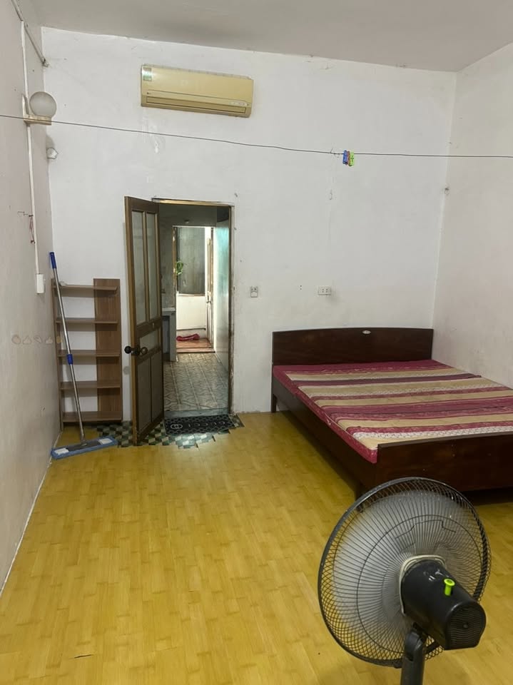 Nhà tập thể cho thuê tại ngõ 649 Phạm Văn Đồng 60m² - Nội thất đầy đủ, giá rẻ chỉ 4.5 triệu!