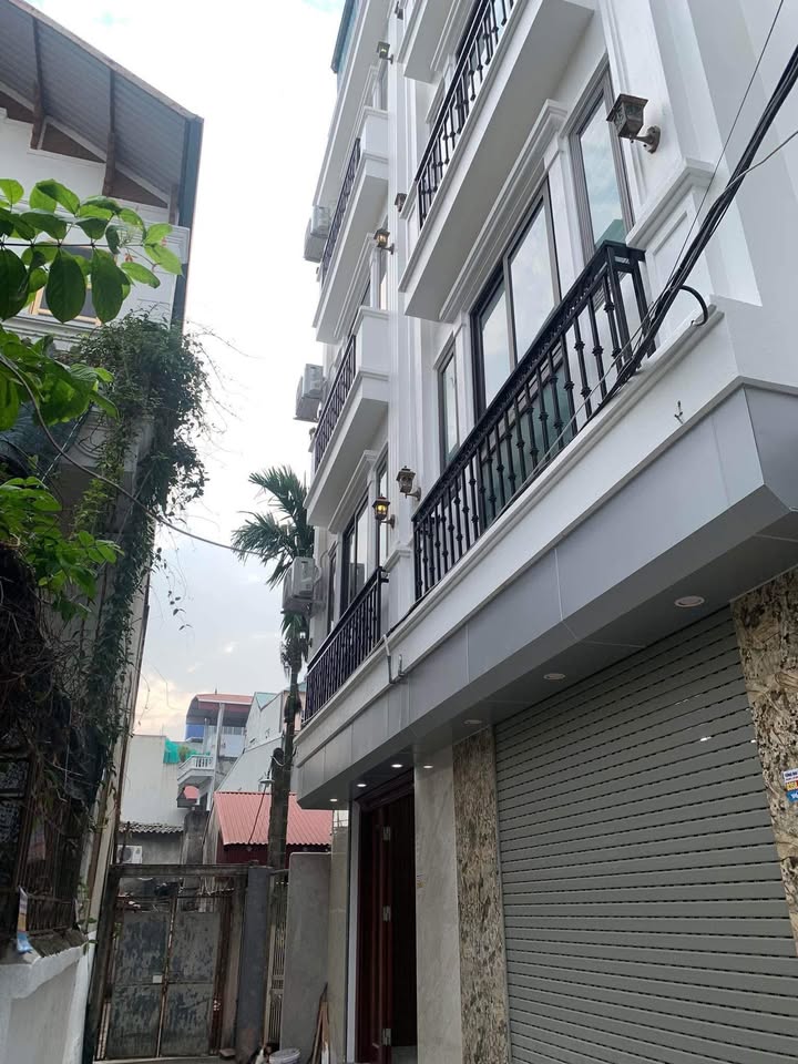 Nhà nguyên căn 5 tầng tổ 8 Yên Nghĩa 40m² giá 12 triệu - Phù hợp cho hộ gia đình và nhóm sinh viên!