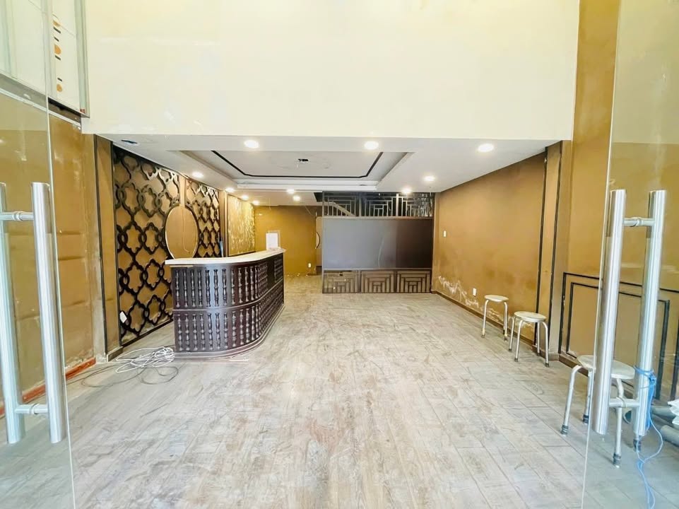 Cho thuê nguyên căn mặt tiền đường làm đẹp, thời trang 82m² - Địa điểm lý tưởng kinh doanh tại Quận 10!
