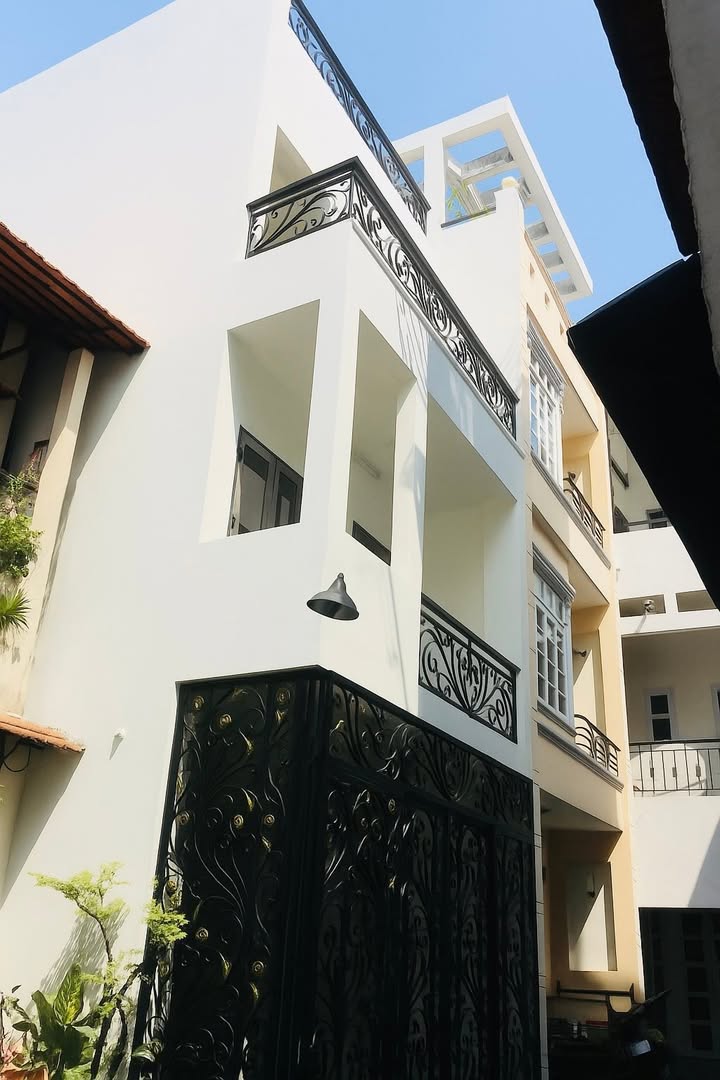 Nhà nguyên căn Trần Quang Diệu, Quận 3, 160m² giá 16 triệu - Dọn vào đầu tháng 11!