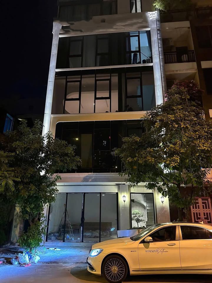 Văn phòng cho thuê Trần Thái Tông, Cầu Giấy 100m² giá 130 triệu - Mặt tiền rộng, thang máy hiện đại!