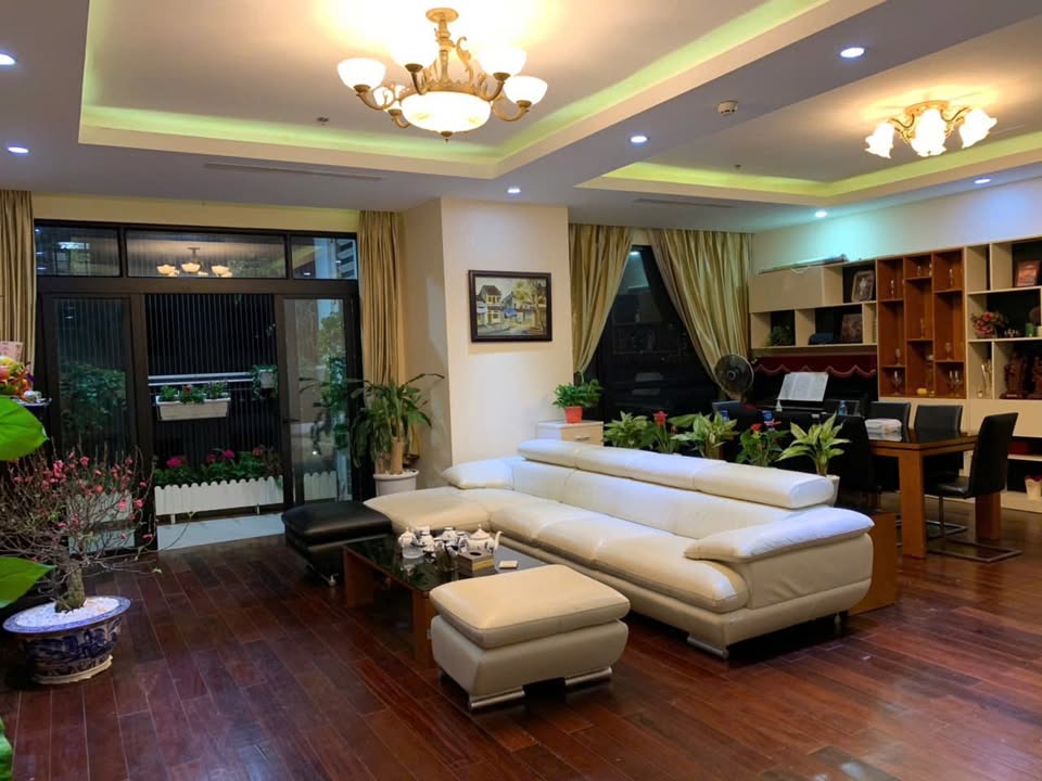 Căn hộ Vinhomes Royal City Thanh Xuân 187m² giá 30 triệu - Thiết kế hiện đại, đầy đủ nội thất!