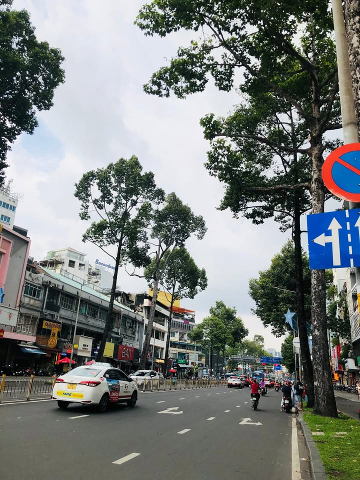 Nhà 5 tầng trung tâm quận 1, 40m² giá 15 tỷ - Sổ hồng chính chủ, tiện ích đầy đủ!