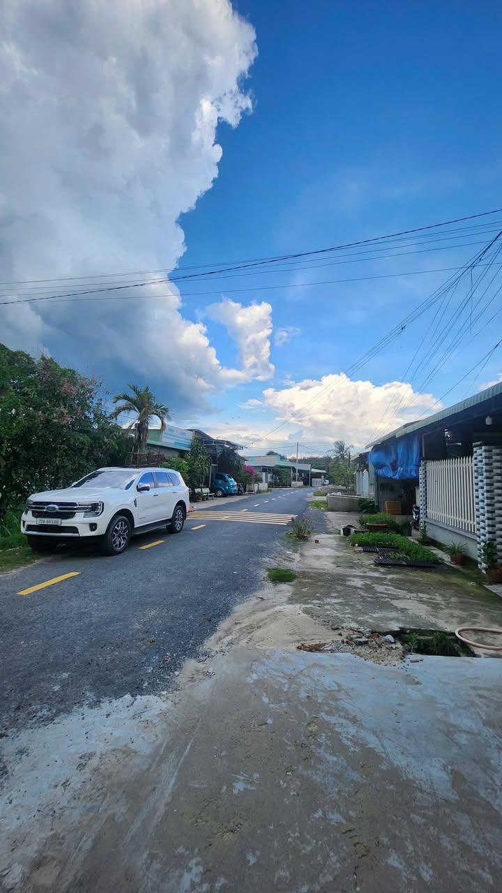 Nhà 1 Trệt 1 Lầu Phường Bàu Năng 134m² giá 2.4 tỷ - Kiến trúc hiện đại