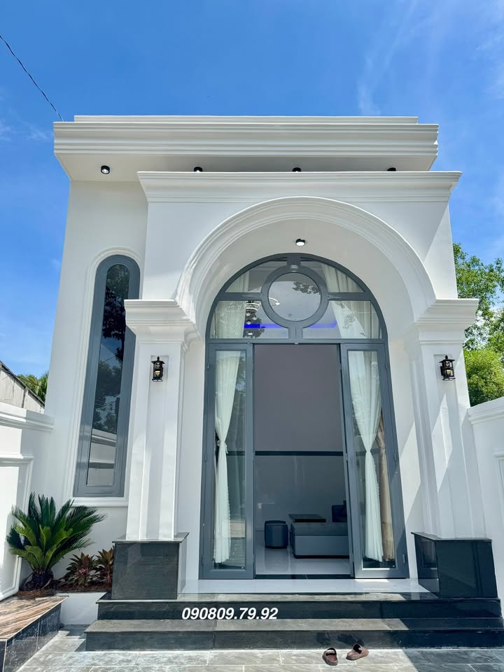 Nhà phố Hòa Thành 167m² giá 1.68 tỷ - Phong cách cổ điển sang trọng!