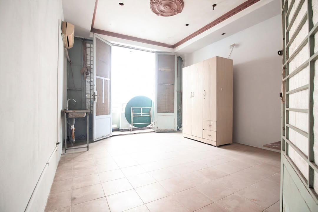 Phòng ban công cho thuê giá rẻ Quận 10 - Tiện nghi đầy đủ, giờ giấc tự do!