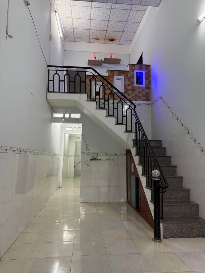 Nhà Hẻm Tô Hiến Thành, 40m² giá 2.05 tỷ - Sổ đỏ chính chủ, tiện nghi đầy đủ!