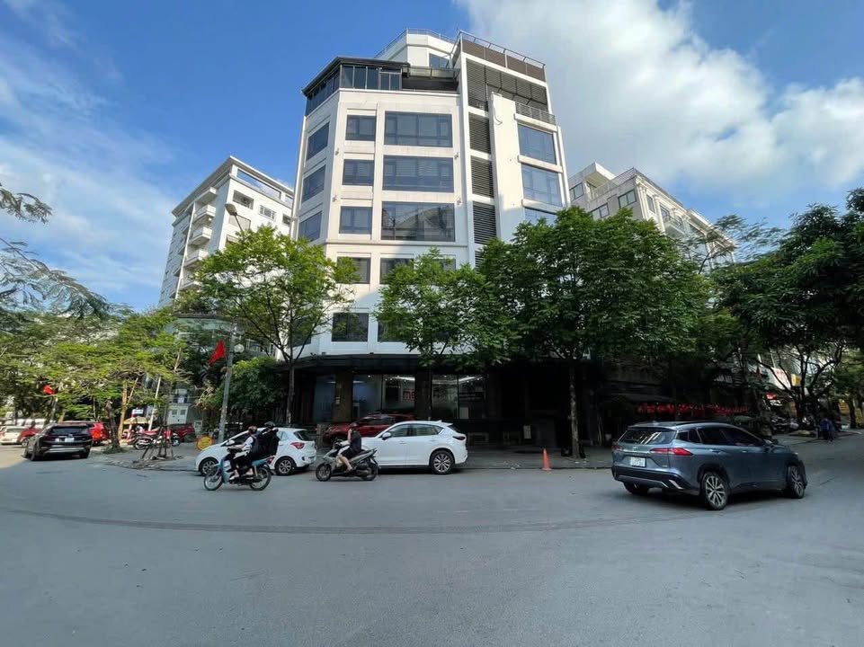 Cho thuê Tòa Nhà Riêng Biệt Dịch Vọng Hậu 160m² giá 240 triệu - Lô góc 2 mặt tiền!