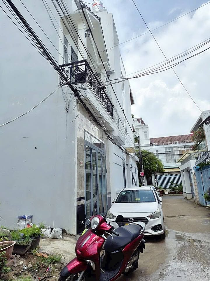 Nhà Trệt Lầu 3 Phòng Ngủ Hẻm 105 Trần Quang Diệu 52m² giá chỉ 2.999 tỷ - Ô tô đậu trước cửa!