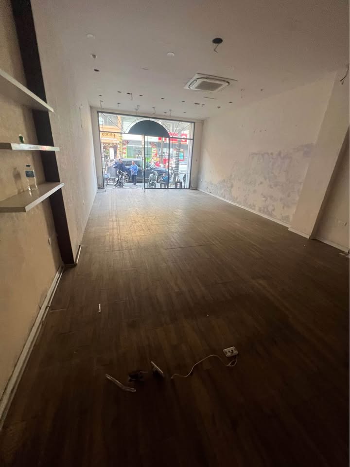 Mặt bằng kinh doanh cho thuê tại Hoàng Quốc Việt 50m² giá chỉ 15 triệu - Cơ hội vàng cho doanh nghiệp!