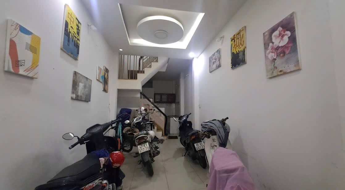 Nhà 4 tầng Nguyễn Văn Cừ, Quận 1, 30m² giá 5 tỷ - Vị trí đắc địa, hoàn công đầy đủ!