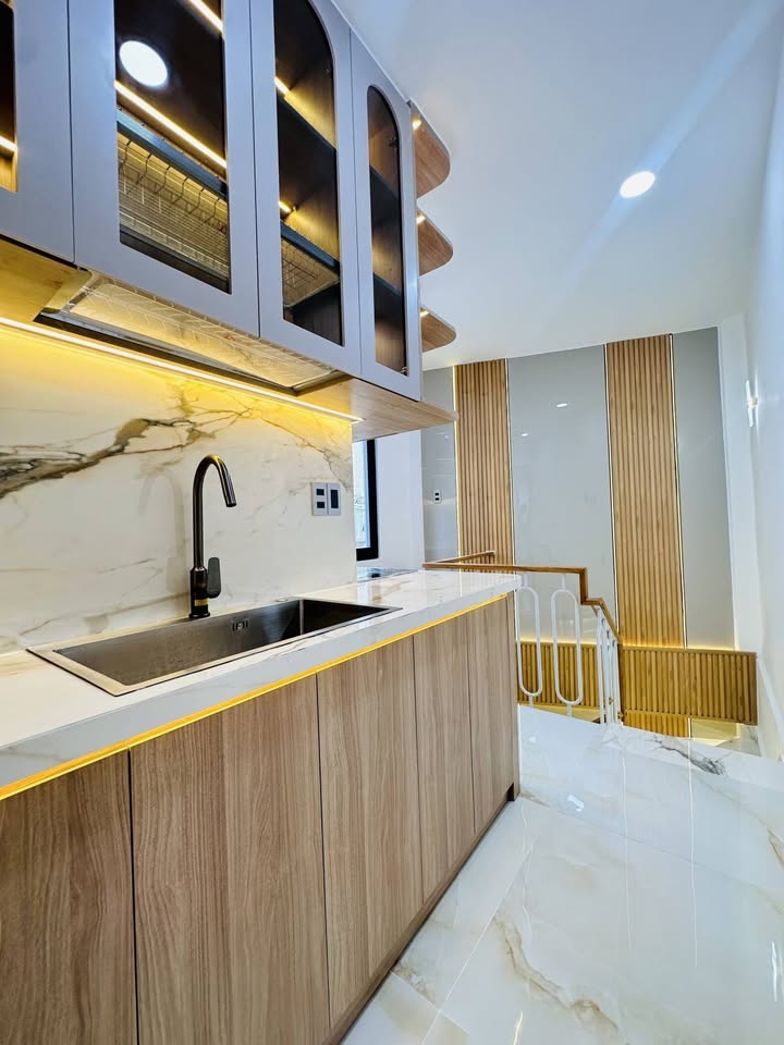 FrontHouse Hòa Hưng, Quận 10, 24m² giá 6 tỷ - Sẵn sàng kinh doanh!