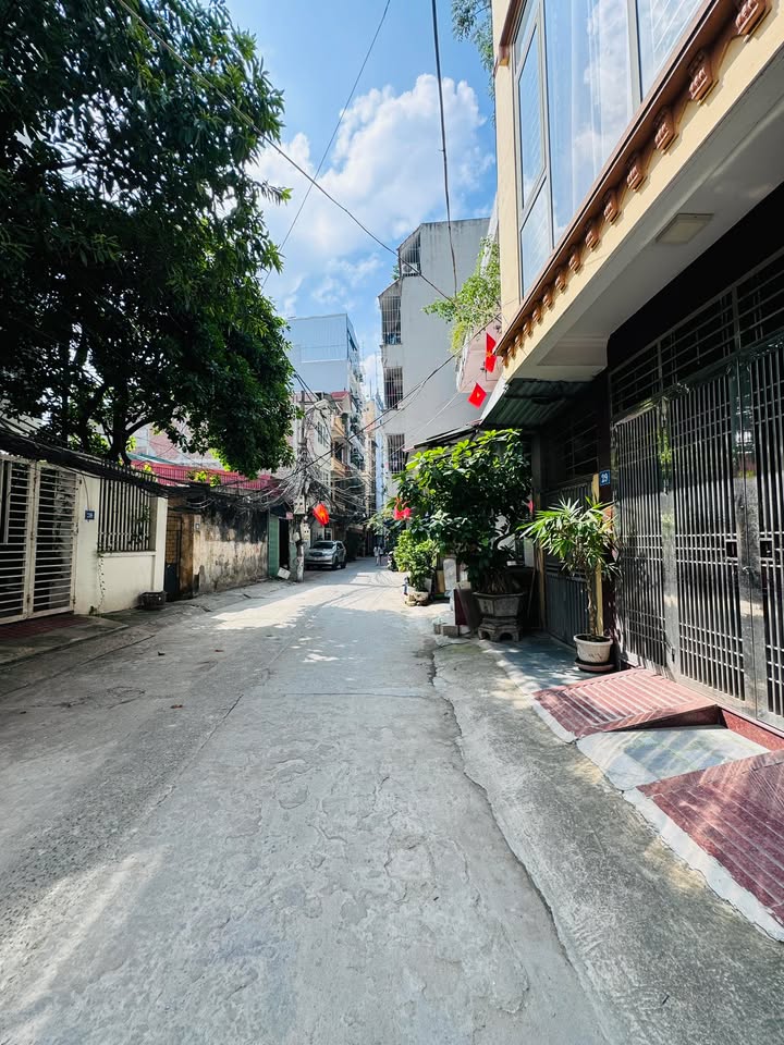 Nhà riêng Lĩnh Nam 35m² giá 5 tỷ - Ô tô đỗ ngay cửa!