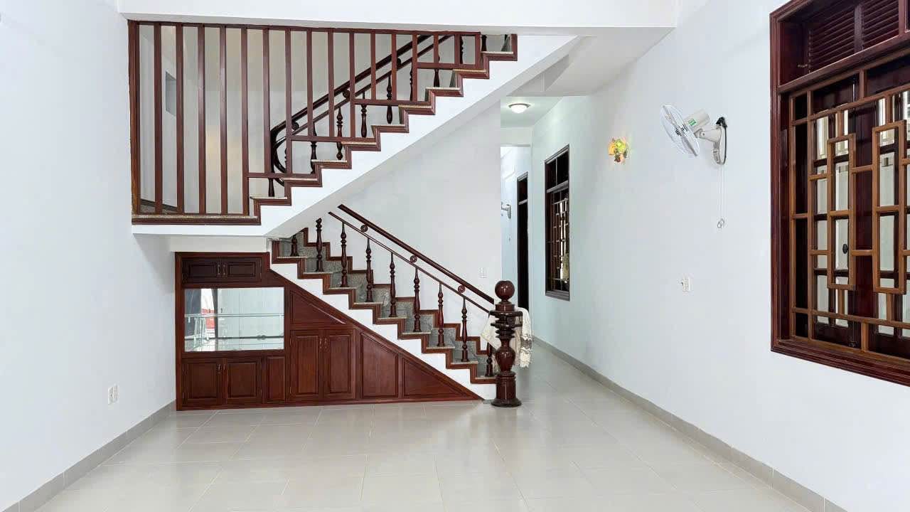 Nhà phố mặt tiền An Dương Vương, Buôn Ma Thuột 159m² giá 5.8 tỷ - Thiết kế hiện đại, sẵn sàng vào ở!