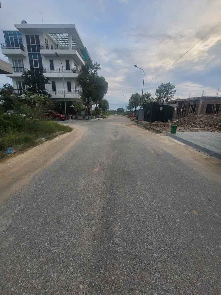 Bán gấp nhà mặt tiền đường Âu Cơ, 90m² giá chỉ 4 tỷ - Đã hoàn công, sổ đỏ sắp có!