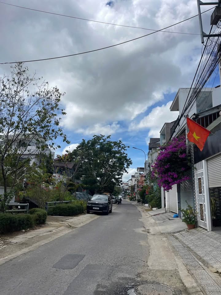 Nhà phố Yersin Đà Lạt 101m² giá 8.5 tỷ - Sổ hồng chính chủ, vị trí trung tâm!