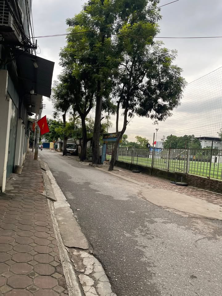 Nhà riêng Bằng B, Hoàng Mai 42m² giá 8.5 tỷ - Ô tô đỗ cửa, gần chợ và trường học!