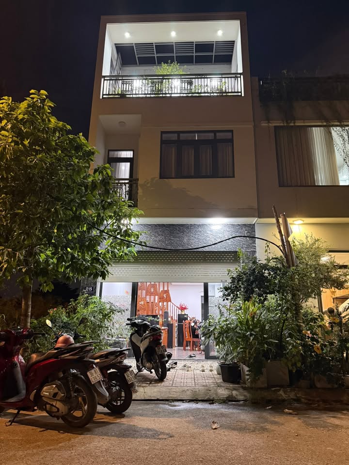 Bán nhà Phú Hồng Thịnh 9, Dĩ An 60m² giá 5.35 tỷ - Nội thất cao cấp, thoáng mát