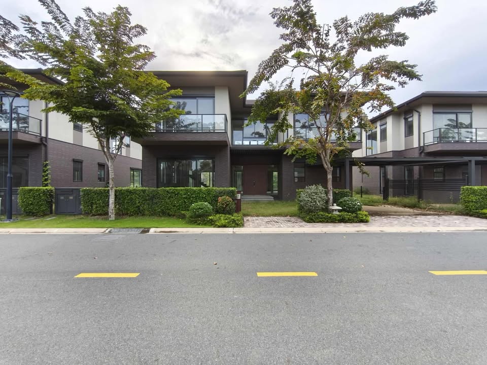 Biệt thự đơn lập An Thạnh, Bến Lức 442m² giá 18.8 tỷ - View kênh đào hiếm có!