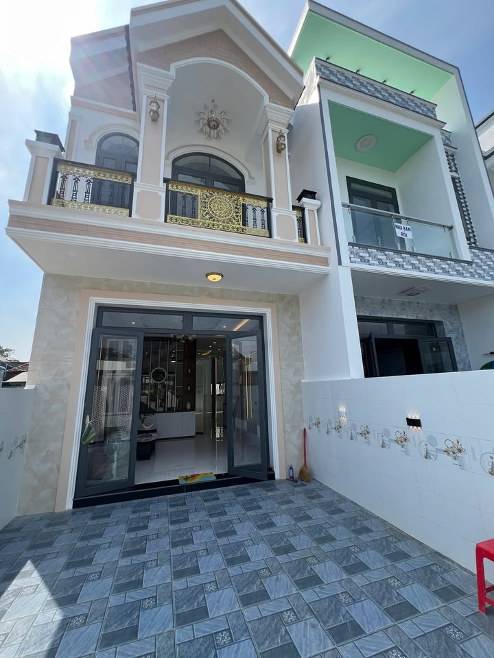 Nhà phố Bến Lức 108m² giá 2.65 tỷ - Đường ô tô tới nhà!