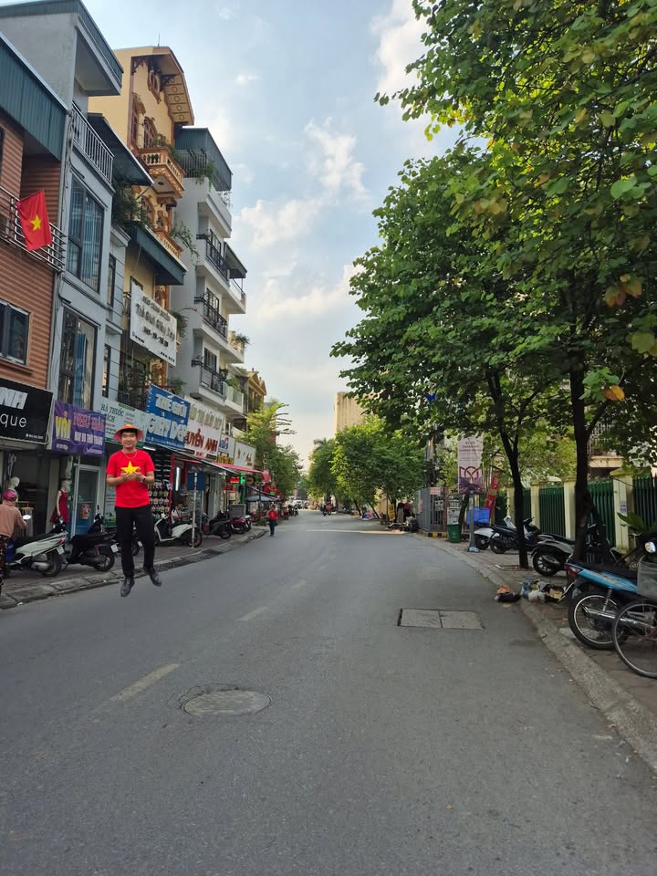 Nhà phố Văn Điển 30m² giá 8 tỷ - Kinh doanh sầm uất, ô tô tránh nhau!